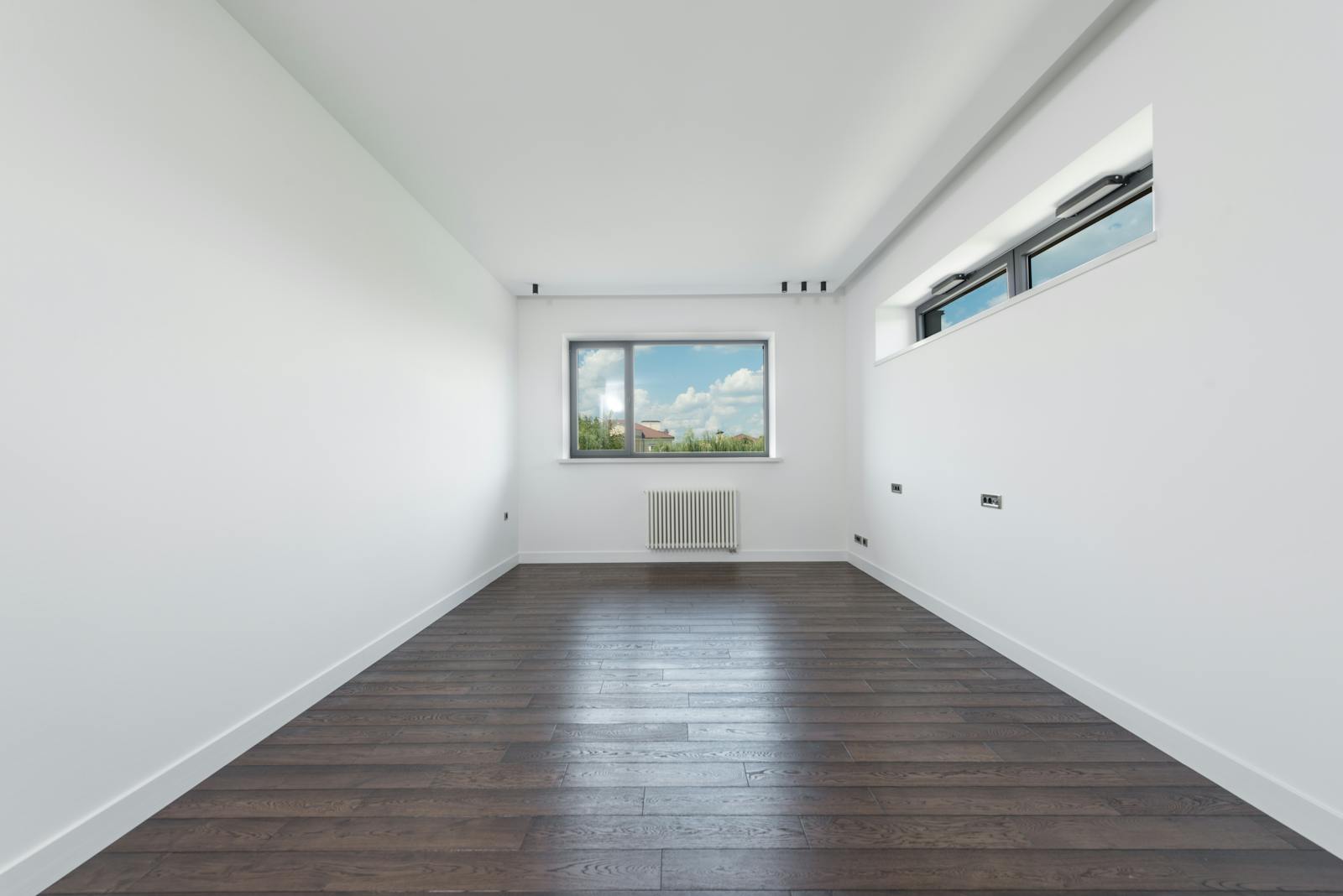 Leere helle Wohnung mit Parkett