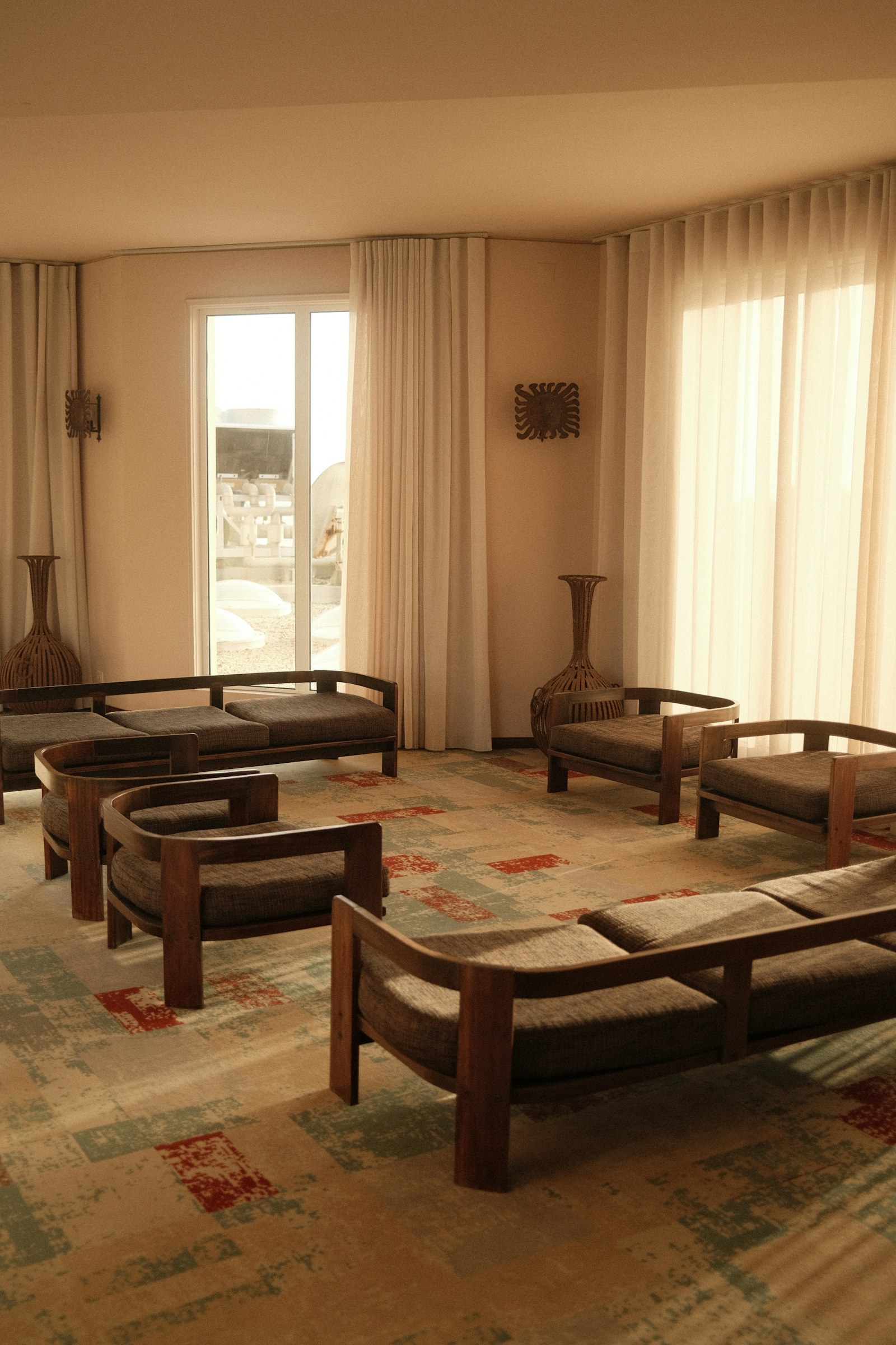 Vollgestelltes Wohnzimmer