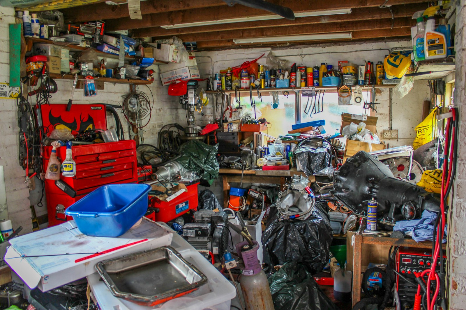 Garage voll mit Werkzeug und Gerümpel